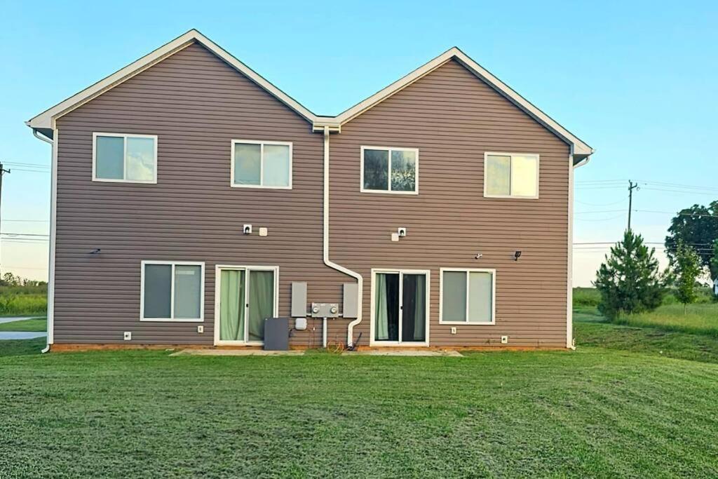 Gorgeous 3 Bedroom Home With Cable Tv In All Rooms & Free Wi-Fi Concord Luaran gambar