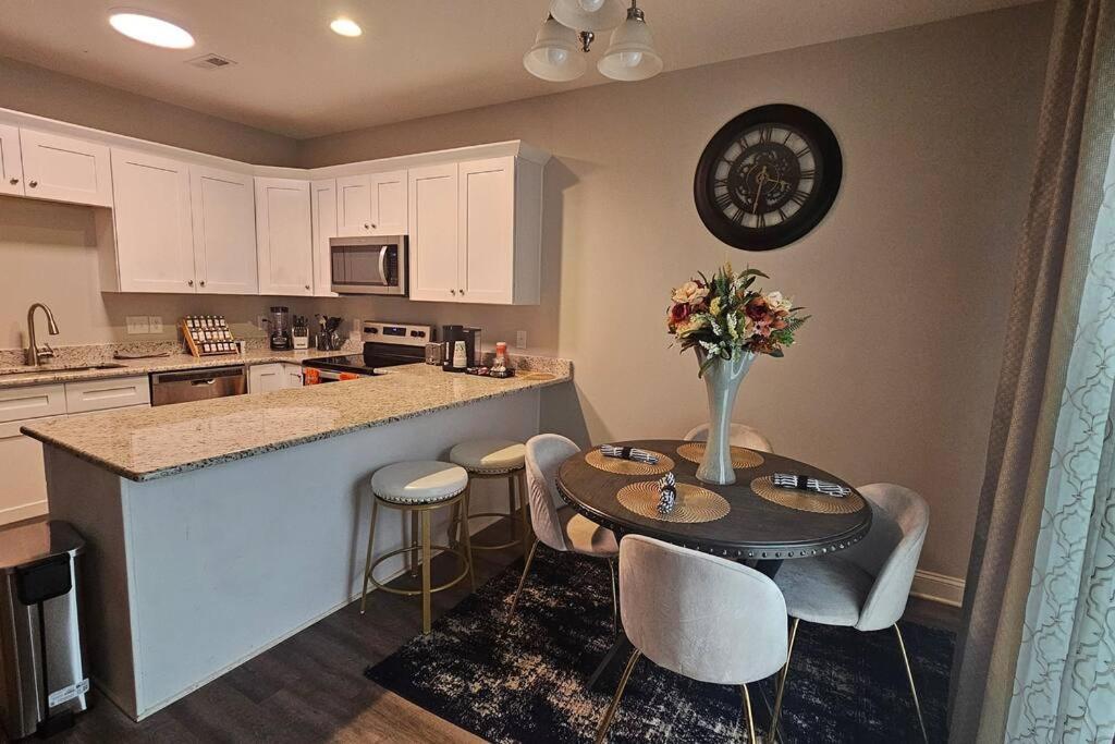 Gorgeous 3 Bedroom Home With Cable Tv In All Rooms & Free Wi-Fi Concord Luaran gambar