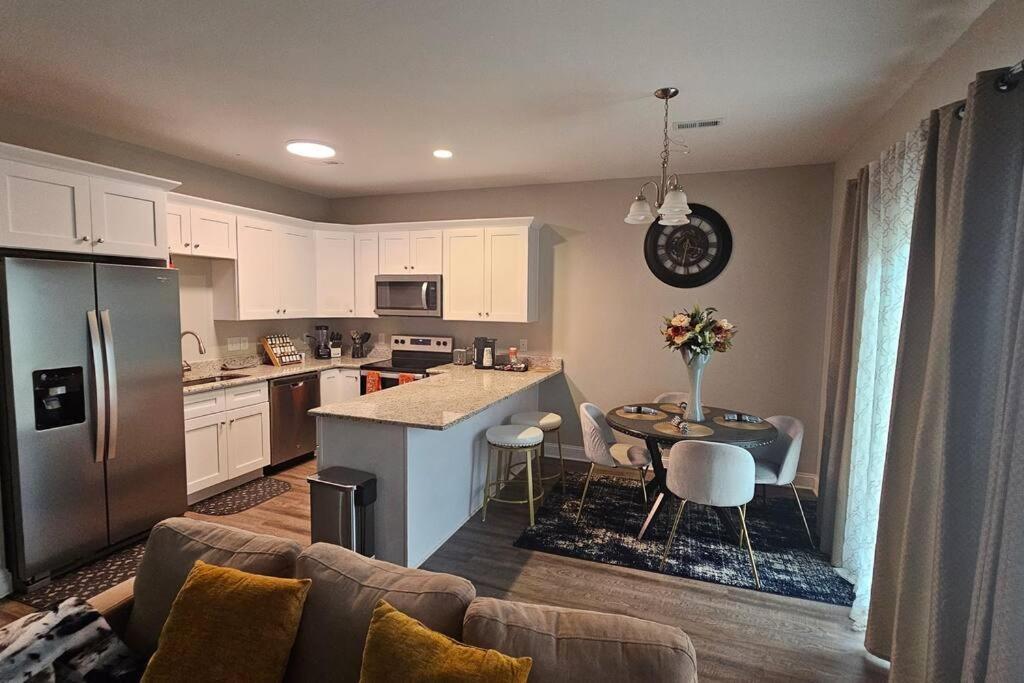 Gorgeous 3 Bedroom Home With Cable Tv In All Rooms & Free Wi-Fi Concord Luaran gambar