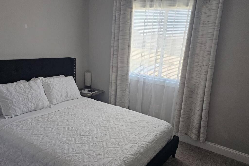 Gorgeous 3 Bedroom Home With Cable Tv In All Rooms & Free Wi-Fi Concord Luaran gambar